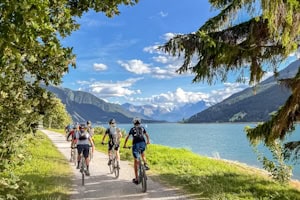 Jugendliche fahren am See entlang