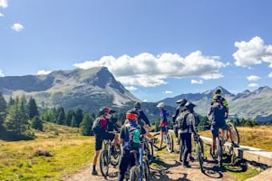 Jugendliche fahren Mountainbike