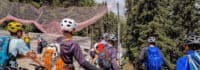 Jugendliche fahren Mountainbike