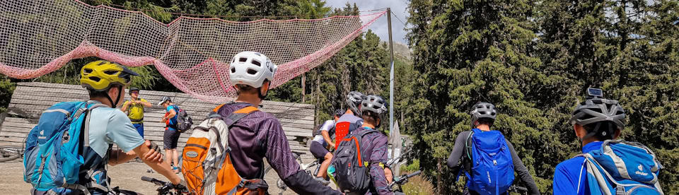 Jugendliche fahren Mountainbike