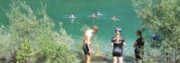 Jugendliche kühlen sich im See ab