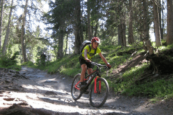 Junge auf Mountainbike