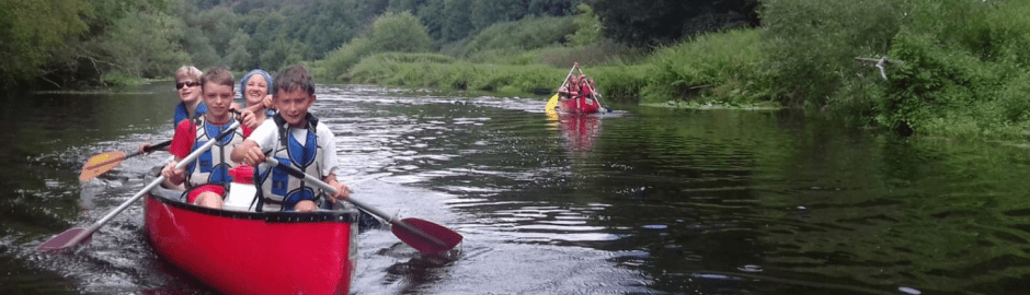 volles Kanu auf dem Wasser