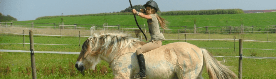 Mädchen auf einem Pferd mit Pfeil und Bogen