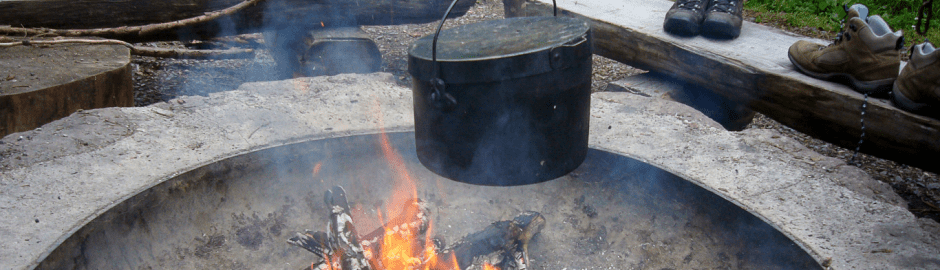 Topf über offenem Feuer