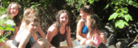fünf Mädchen baden in Gumpe