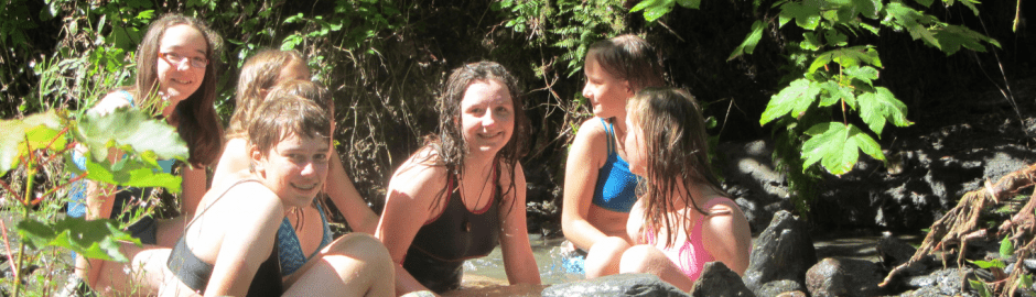 fünf Mädchen baden in Gumpe