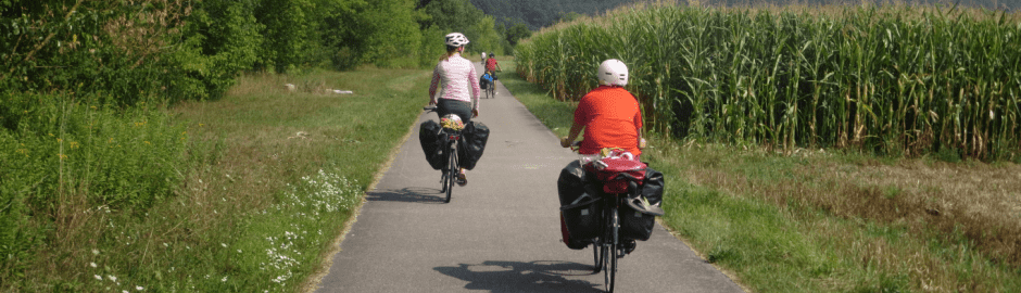 Zwei Kinder auf einem Fahrrad