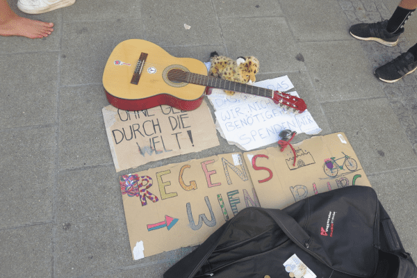 Gitarre und Plakate