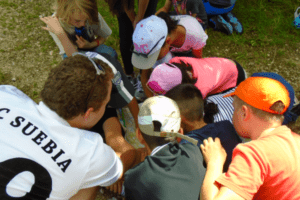 Kinder suchen Weg auf Karte im Wildniscamp