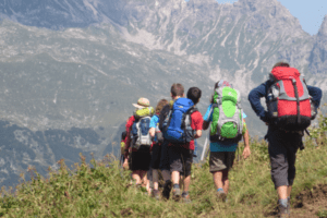 Jugendliche mit Rucksack