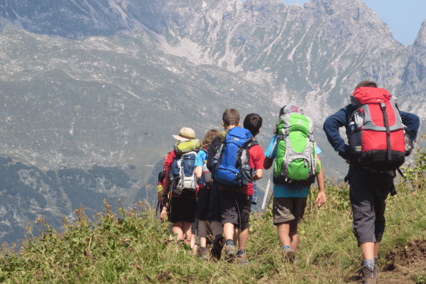 Jugendliche mit Rucksack