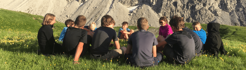 Kinder im sitzen im Kreis