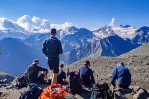 Erwachsene machen eine Pause beim Wandern