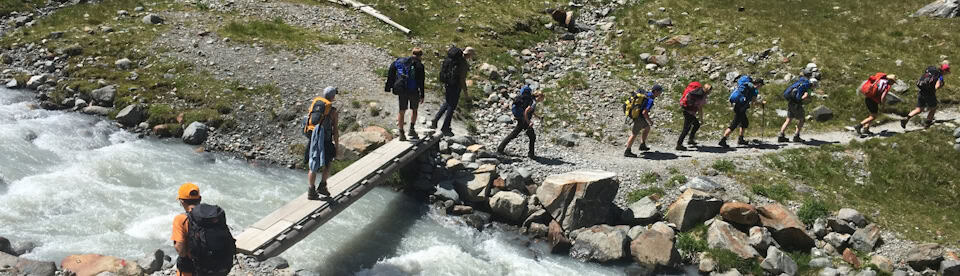 Junge Erwachsene überqueren eine Brücke