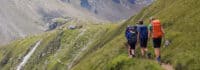 Junge Erwachsene wandern
