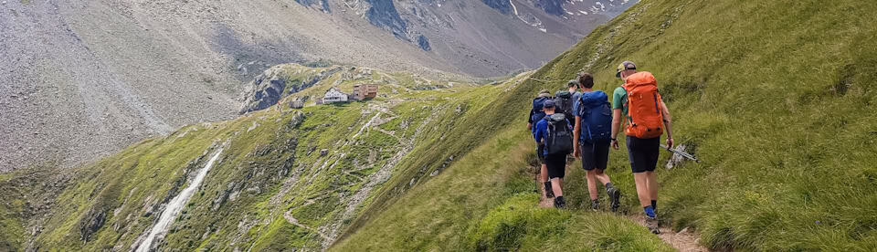 Junge Erwachsene wandern