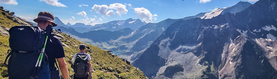 Junge Erwachsene wandern