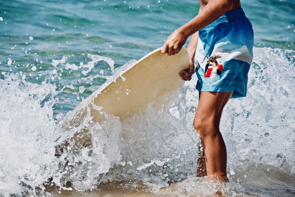 Ob Segeln oder Surfen in Wassersport Camps hast du Spaß