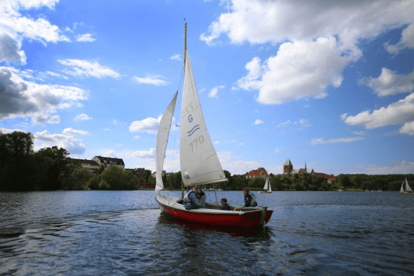 Segelboot auf Wasser