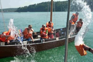 Wasserschlacht beim Segeln im Aktivcamp am Bodensee