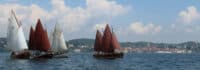 Mehrere Kutter fahren auf dem Bodensee