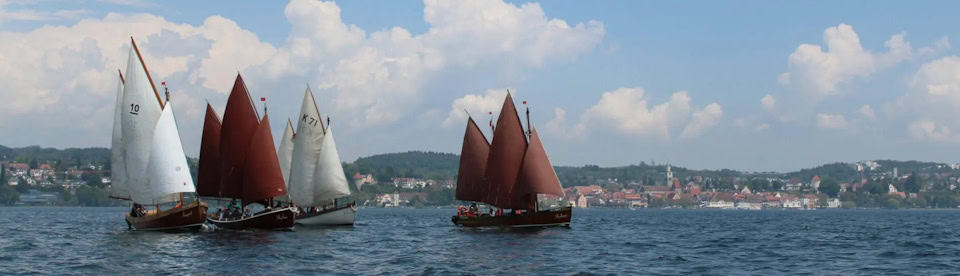 Mehrere Kutter fahren auf dem Bodensee
