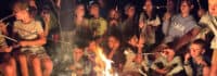 Gemeinsames Lagerfeuer mit Stockbrot