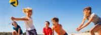 Kinder spielen Beach-Volleyball