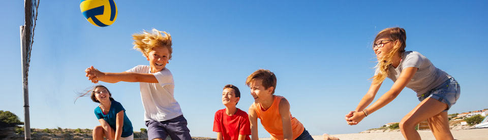 Kinder spielen Beach-Volleyball