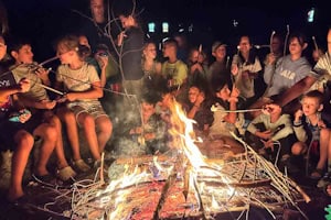 Gemeinsames Lagerfeuer mit Stcockbrot