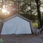 Geschlossenes Zelt auf dem Campingplatz