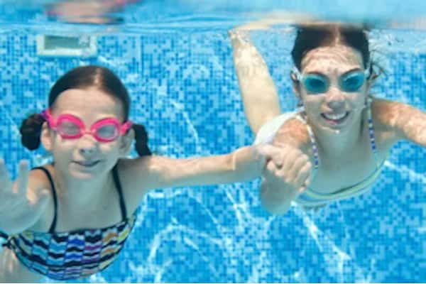 Mädels im Schwimmbad am tauchen