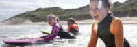Wellenreiten am Strand
