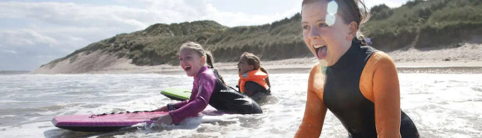 Wellenreiten am Strand