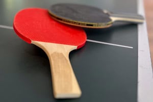 Tischtennisschläger auf einer Tischtennisplatte