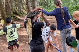 Kinder auf der Slackline