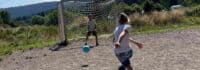 Junge schießt einen Fußball aufs Tor