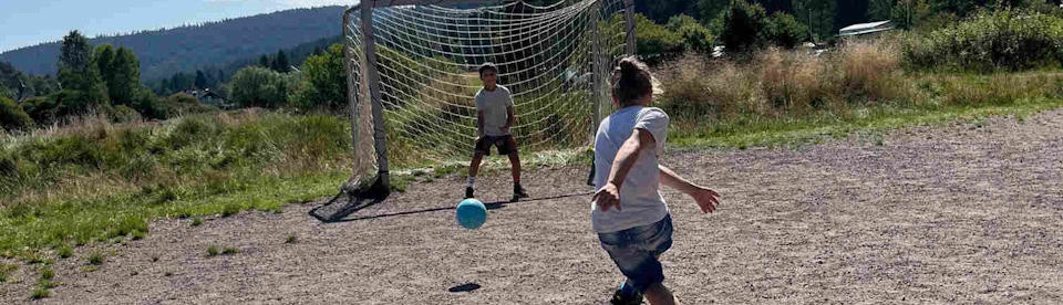 Junge schießt einen Fußball aufs Tor