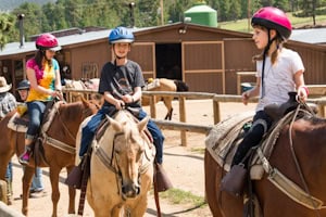 Kinder reiten auf Pferden