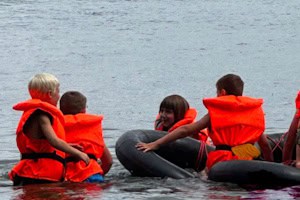 Kinder probieren Floß im Wasser aus
