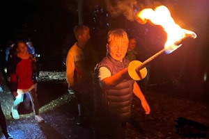 Fackeltour bei Dunkelheit