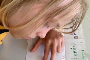 Mädchen lernt Englisch