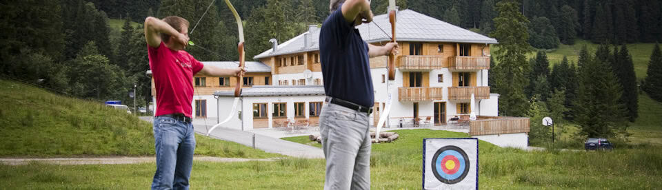 zwei Personen beim Bogenschießen