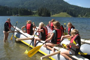 Kinder paddeln auf dem Spitzingsee