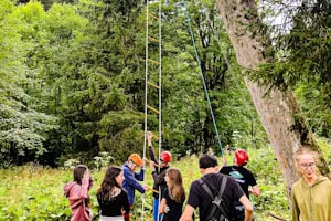 Kinder stehen beim Strickleiterklettern an