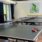 Aufenthaltsraum mit mehreren Tischtennisplatten