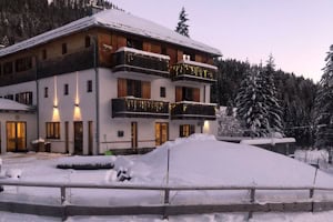 Eingang des Haus Bergsee im Winter