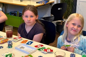 Zwei Mädchen beim Kartenspielen