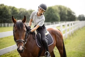 Mädchen beim Reiten